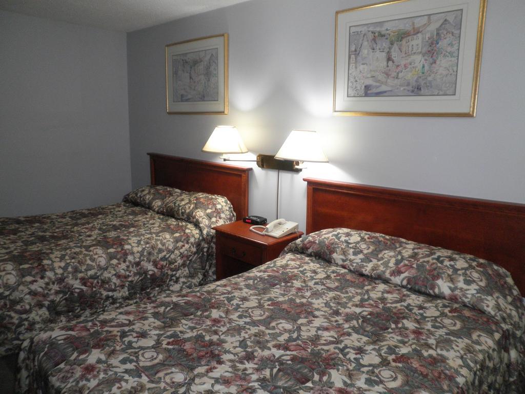 Canuck Inn And Suites Niagara Falls Room photo