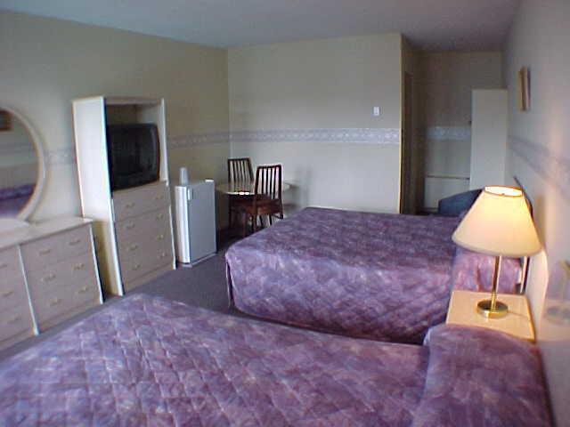 Canuck Inn And Suites Niagara Falls Room photo