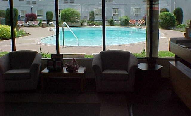 Canuck Inn And Suites Niagara Falls Exterior photo